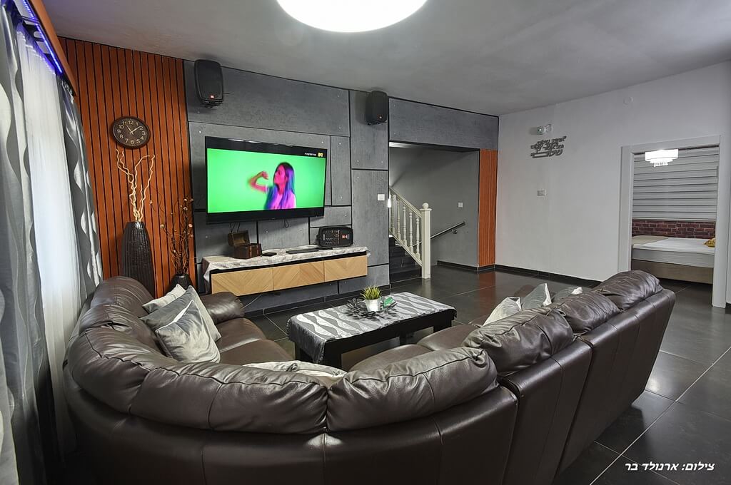 קומת כניסה וסלון מתחם נופש ספרטה מושב עין יעקב